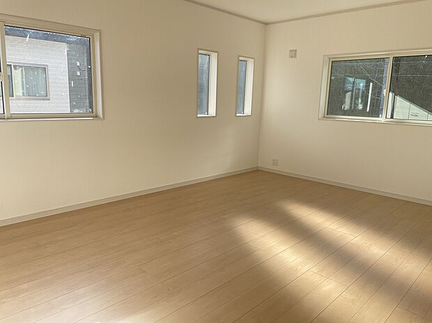 【2F洋室】明るく風通しの良い洋室。2Fに4部屋あります。