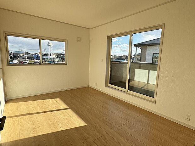 【バルコニー付2F洋室】2階の1部屋にはバルコニーがあります。バルコニーは軒先が深いので多少の雨であれば、洗濯物も大丈夫です。