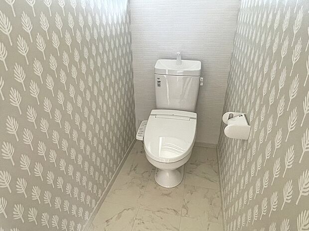 【2Fトイレ】2Fのトイレも広くなっております。また、ワンポイントのクロスが魅力的です。