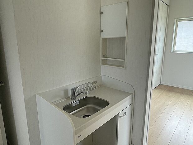 【2階洗面台・洗面所】２階トイレ前に小さい洗面台があります。みんなが外出する準備を行なう朝の時間帯や夜中など2階にあるとなにかと便利です。