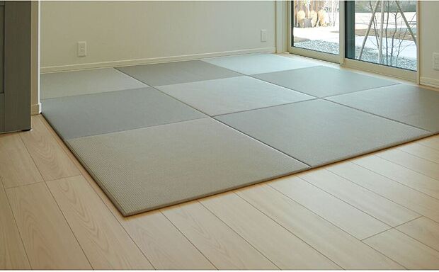 【【美草のタタミ】】カビやダニが発生しにくく、い草のタタミに比べて衛生的で色あせがしにくい特性があります。