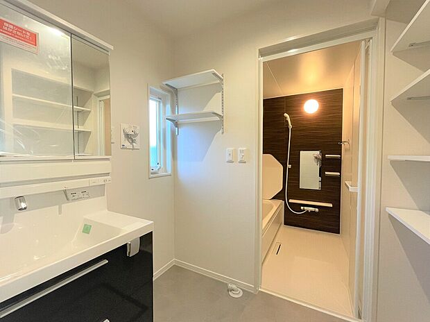 【洗面脱衣室・浴室】収納付きの洗面脱衣室。肌着やパジャマをしまっておけば、お風呂上り直ぐに着替えられます。(2025年2月撮影)