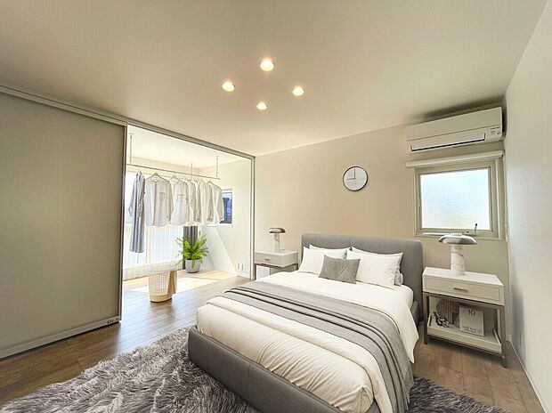 【主寝室】主寝室にはサンルーム。天気や時間を気にせず洗濯ができ、夜に家事をする方にはうれしい設備ですね。
※画像は実際の写真に家具・調度品をCG合成したものです。(2025年3月撮影)