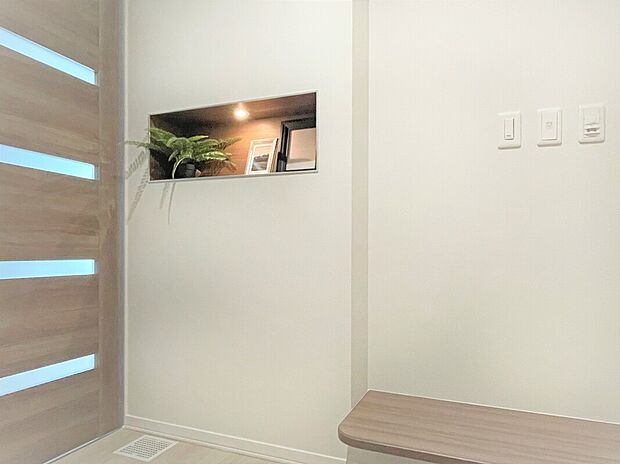 【玄関】固定式ベンチと飾り棚のある玄関。(2025年3月撮影)