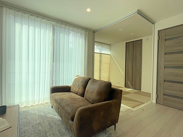 【和室】リビングと隣接した和室は、お子様のプレイルームやお昼寝の場所としても使えます。(2025年3月撮影)