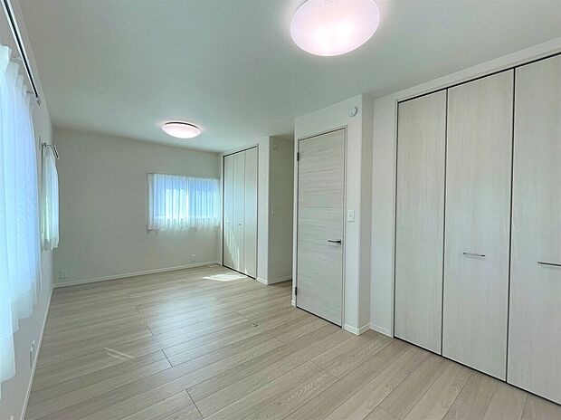 【洋室】将来壁を隔てて2部屋にして使うことも可能な広い洋室。(2025年3月撮影)