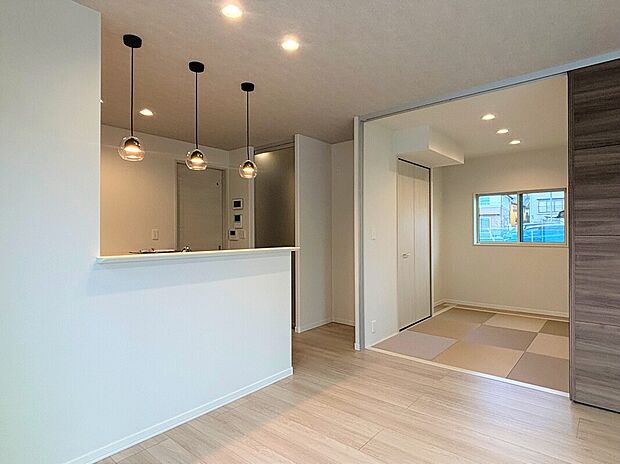 【LDK+和室2】戸を開けてリビングを広く使ったり、戸を閉めて個室として使ったり、様々に使える和室。(2025年4月撮影)