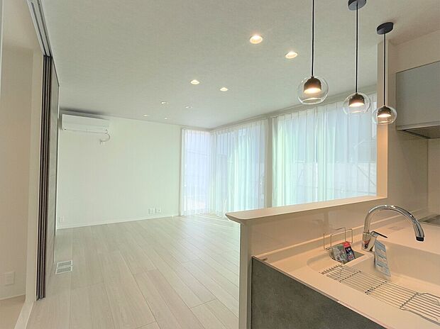 【東南のコーナー窓】東南に窓が広がるLDK。(2025年4月撮影)