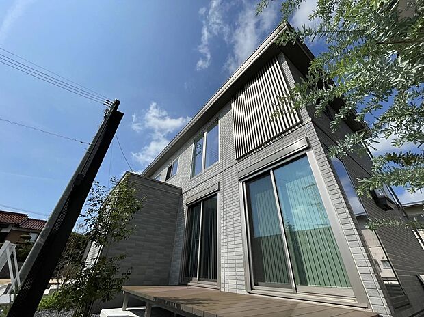 洗練されたデザインが映えるスタイリッシュな外観。木調のウッドデッキと植栽が調和し、自然を感じながら心地よく過ごせる住まいです。