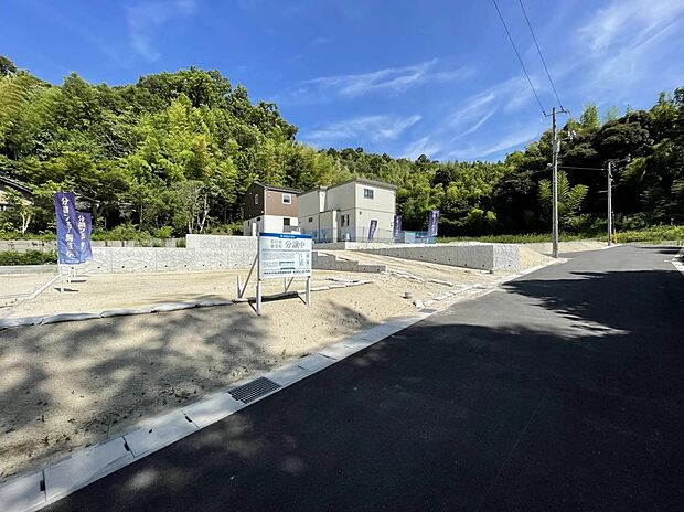 前面道路は幅員6mで、自転車や歩行者もゆとりをもって通行可能。すれ違いもしやすく、日常の移動も快適な環境です。