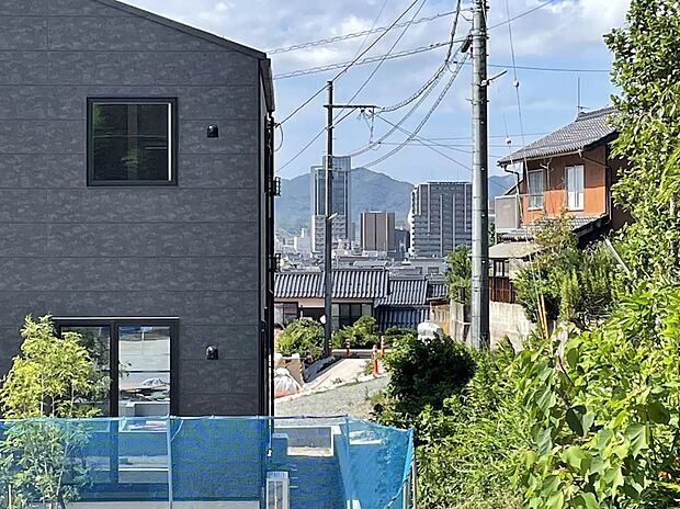 見晴らしの良い開放的な立地。広がりのある景色が心地よく、のびやかな暮らしを感じられます。