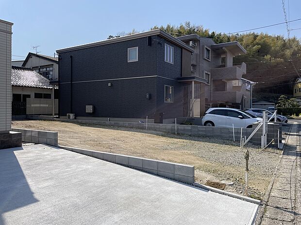 閑静な住宅街に位置し、落ち着いた雰囲気。静かで穏やかな環境の中、ゆったりとした暮らしを実現できる分譲地です。