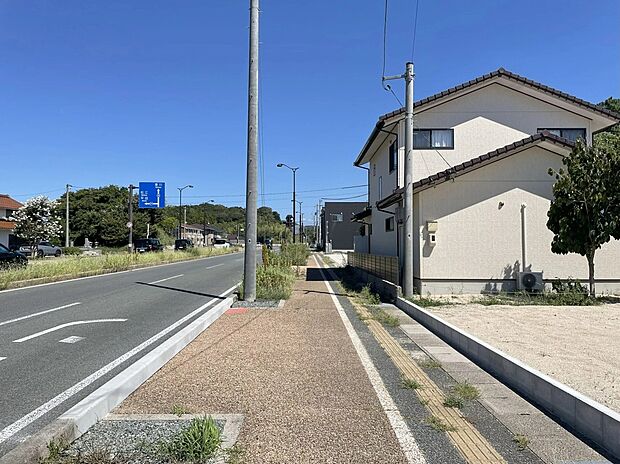 【現地東向き前面道路 (歩道)】車での出入りもしやすい見通しのいい道路です。
