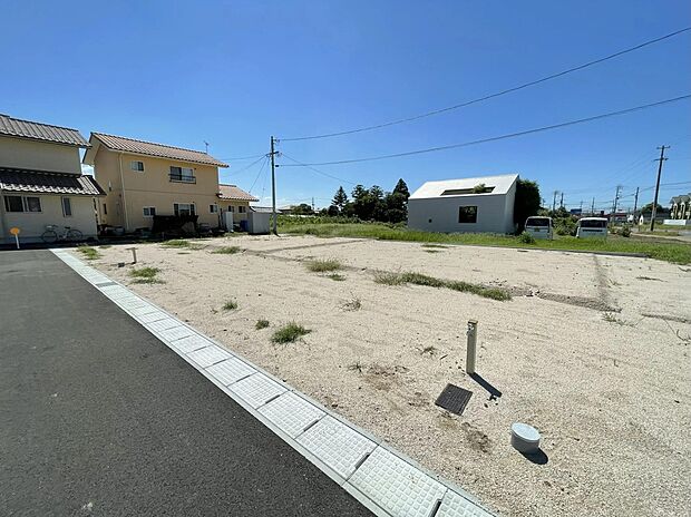 【現地外観画像】1・2号地。バス停まで徒歩4分と交通の便もいい土地です！