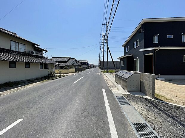 【分譲地入口　西向き】見通しのいい道路で車での出入りもしやすいです。