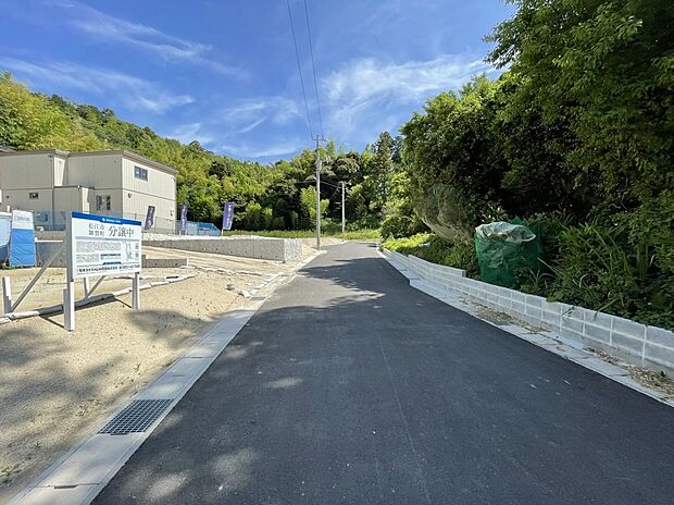 【前面道路含む現地写真】閑静な住宅街に位置し、落ち着いた雰囲気。静かで穏やかな環境の中、ゆったりとした暮らしを実現できる分譲地です。