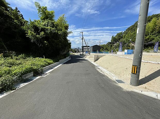 【前面道路】自転車や歩行者もゆとりをもって通行でき、車通りも比較的落ち着いているため安心。日々の移動がしやすい快適な環境です。
