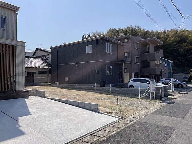 【現地写真】車通りも穏やかで、散歩や日々の外出も気持ちよく楽しめる分譲地です。