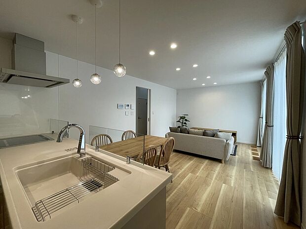 【リビング】温かみのあるお色のフローリングで落ち着きがあり、リラックスできるリビング空間を演出。
カウンターキッチンで家族との会話も弾みます♪