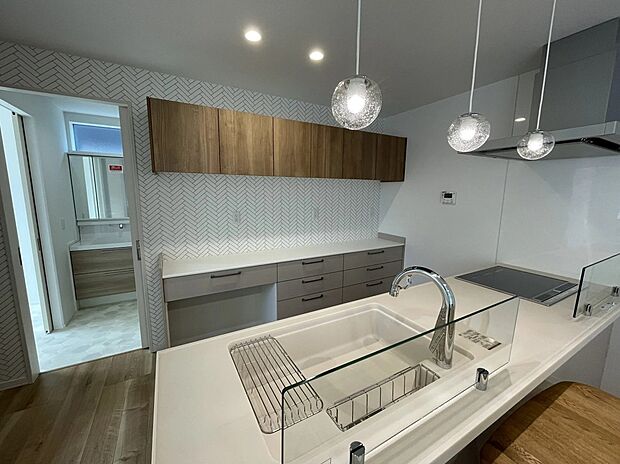 【キッチン】家事の負担を減らす食器洗浄機付き。作業スペースを広くとったシステムキッチンは収納も豊富なので、食器類や保存食などもスッキリ収納しておけます。