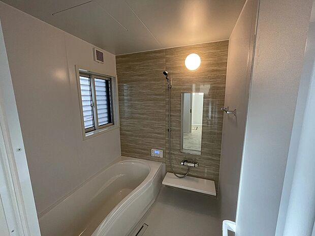 【浴室】広々としたお風呂でリラックス。窓付きのバスルームで採光もあり、換気も出来て嬉しいですね♪