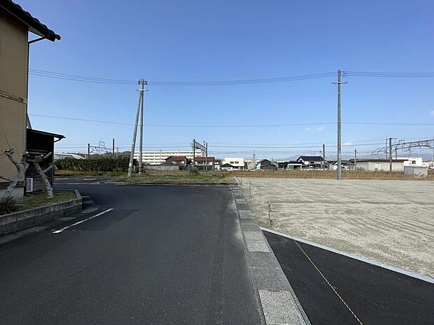 【現地写真】北側前面道路は落ち着いた雰囲気で、穏やかな住環境が広がります。