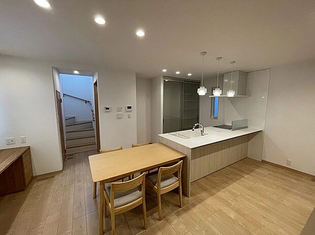 【ダイニング・キッチン】大容量のカップボードはキッチン周りがすっきりと◎