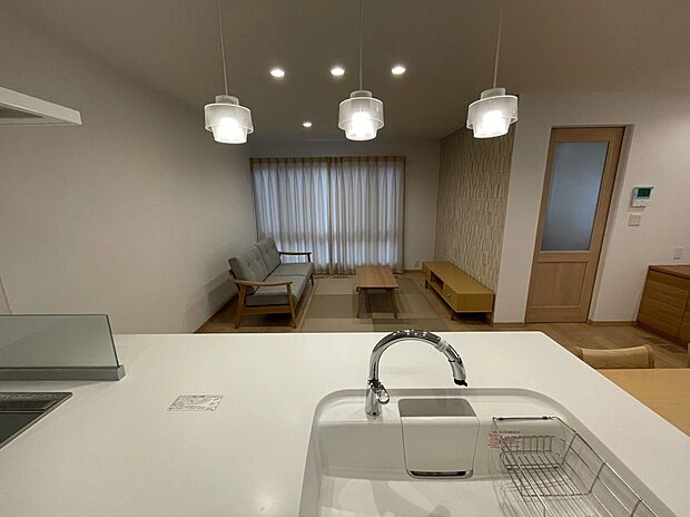 【キッチン】対面キッチンは料理をしながら家族の会話が楽しめます♪シンプルで使い勝手の良い設備をセレクト◎嬉しい食洗機完備です。