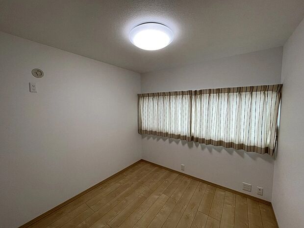 【子供室】大きくて明るい窓を設置。お子様も快適な環境で過ごせます♪