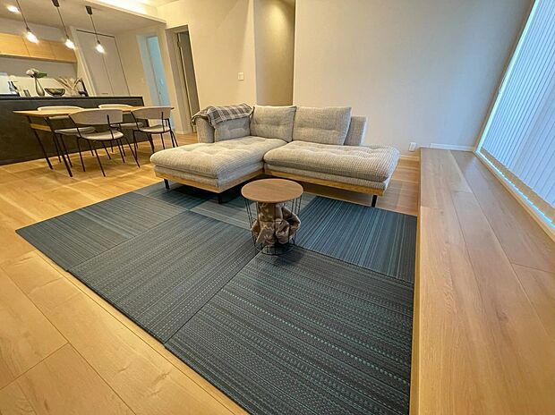 【リビング】落ち着きのある木目のフローリングで温かみのあるリビング。リビングの小上がりも寛ぎのスペースに◎