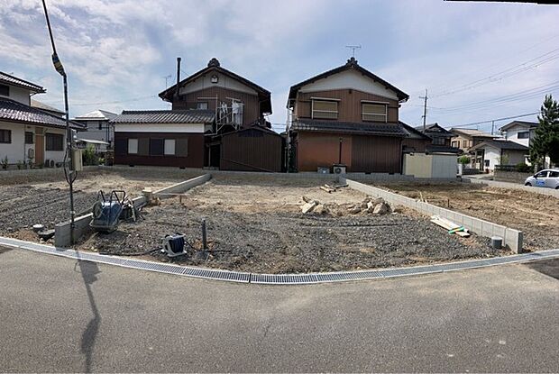 【2号棟建設予定地 現地写真】現在着工済み。閑静な緑豊かな住宅街に立地しています。本物件の目の前には「西今松田公園」があります。休日はお子様と公園で遊んだり、ちょっとしたお散歩にも丁度いいですね。