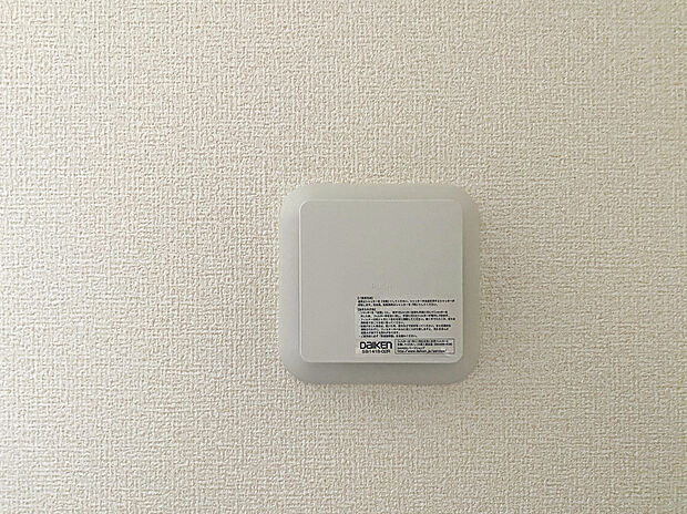 【24時間換気システム ※同社施工例※】24時間換気システムを採用し、室内の空気を常に快適な状態に保つ住まい。湿気やニオイのこもりを軽減し、結露対策にも配慮されています。窓を開けにくい季節でも新鮮な空気を取り入れ、家族が安心して暮らせる快適な室内環境をサポートします。