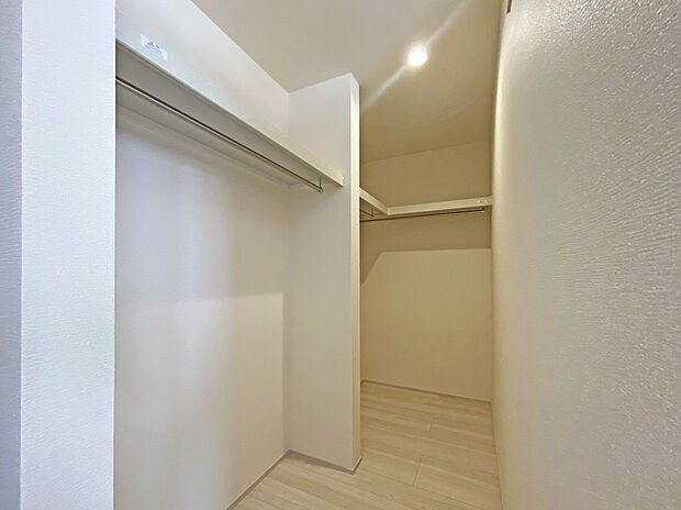 【収納設備 ※同社施工例※】ウォークインクローゼットやパントリー、床下収納など豊富な収納スペースを確保した住まい。衣類や季節用品、食品ストックなどをすっきり整理でき、居住空間を広々と快適に保てます。収納力の高さは、家族の暮らしやすさを支える大きな魅力です。