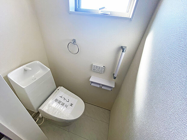 【トイレ(2ヵ所) ※同社施工例※】各階にトイレを設置した快適な住まい。朝の忙しい時間帯でも家族が使いやすく、来客時にも便利です。夜間の移動負担も軽減でき、2階建て住宅ならではの暮らしやすさを高める嬉しい設備です。