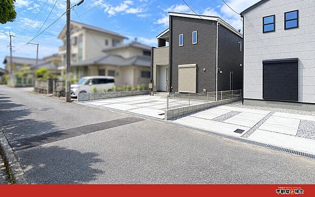 【前面道路・街並み】現地前面道路の様子。分譲地内は整った街並みで、住まいの外観や周辺の雰囲気もご確認いただけます。
