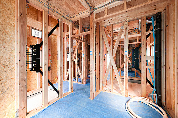 【ハイブリッドキューブ工法】制振性能をもつ壁倍率5倍の制振ダンパー耐震壁「延樹・ブランチ」を組み合わせることで、建物の揺れを吸収。繰返し発生する大地震から建物の損壊を軽減し、建物の長寿化にも貢献します。