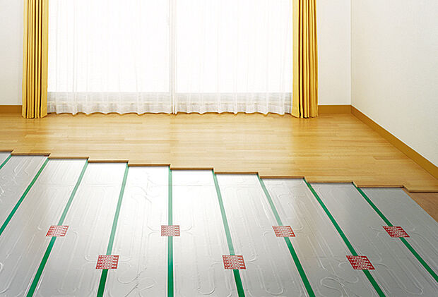 【ＴES温水式床暖房】「ふく射熱」で足下から室内全体を均一に暖める床暖房システム。風が出ないので、部屋の乾燥やホコリを舞いあげる心配もなくクリーンな暖房です。