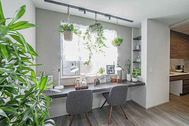 【ファミリーカウンター】リビングにカウンターをしつらえ、お子様が勉強している姿をキッチンから確認することができます。