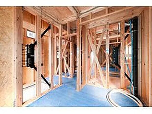 【ハイブリッドキューブ工法】制振性能をもつ壁倍率5倍の制振ダンパー耐震壁「延樹・ブランチ」を組み合わせることで、建物の揺れを吸収。繰返し発生する大地震から建物の損壊を軽減し、建物の長寿化にも貢献します。