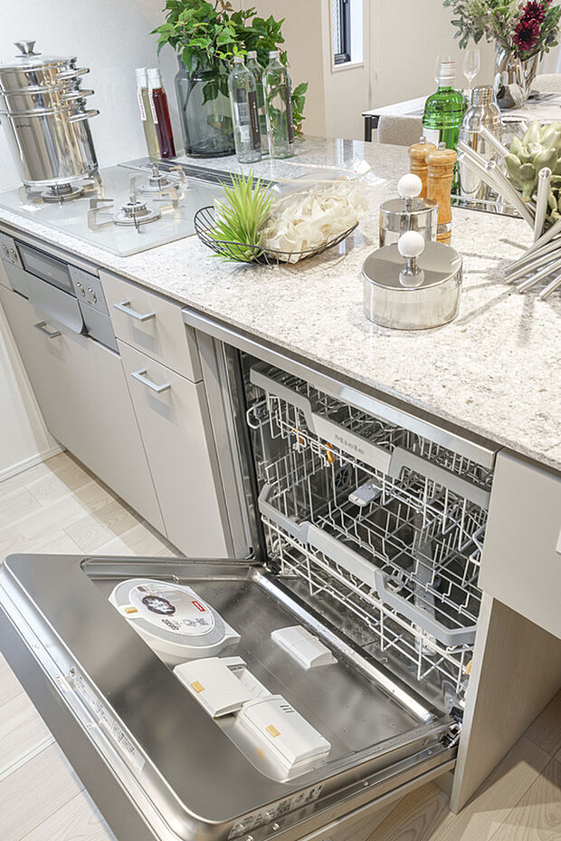 【キッチン食洗器】Miele（ミーレ）のフロントオープン食洗器をビルトイン設置。
1日分の食器を1回で洗浄することができ、水量・電力量を抑え、家事効率UPにも貢献します。（2026年9月撮影）