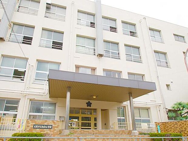 諏訪小学校まで950m 徒歩12分。1927年創立の歴史と伝統ある小学校。「豊かな心とたくましい体を育てる」という学校教育目標のもと、教育活動が行われています。学校HPには写真付きで学校生活の様子、お