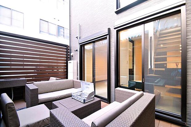 【本分譲地に建築可能な建物プラン例】
プライバシーを確保したアウトドアリビングを設けました。外で食事を楽しめます。《分譲地外:建物面積96.39m2、建物価格1792万円》