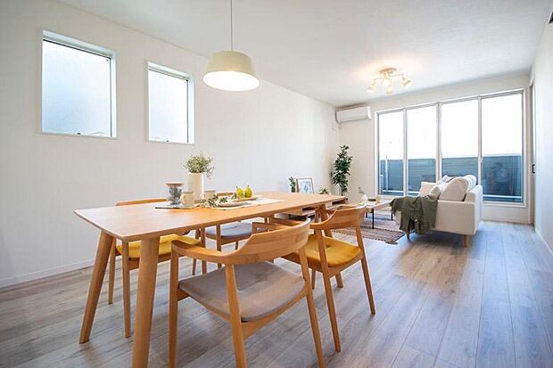 【本分譲地に建築可能な建物プラン例】
バルコニーまで一直線に繋がるLDKでのびのびと寛げます。4枚引き違い戸を搭載し、開放感も感じられます。《分譲地外:建物面積105.29m2、建物価格1799万円》