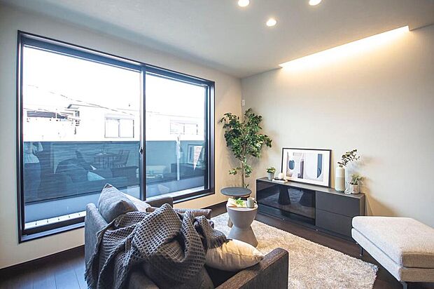 【本分譲地に建築可能な建物プラン例】
シーンによって調光できる照明を設置。部屋全体の印象をスイッチ1つで自在に変えられます。《分譲地外:建物面積99.63m2、建物価格1702万円》