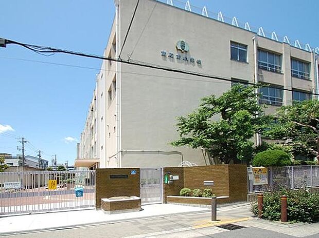 【高殿南小学校】
徒歩1分(約41m)。教育目標は「人権尊重の精神に徹し、情緒豊かな実践力のある児童の育成を推進する」です。HPにて、行事予定や学校生活の様子などを閲覧できます。