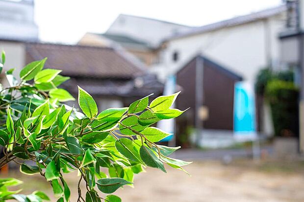 【現地写真】
南道路に面する陽当りの良い立地に全2区画の分譲地が誕生!阪急「十三」駅まで徒歩11分の利便性の高いロケーションです。「大阪梅田」駅まで1駅で、通勤通学やお出かけに便利です。