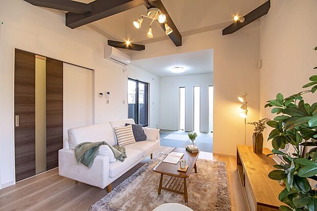 【本分譲地に建築可能な建物プラン例】
隣接する和室と一体利用することで、水平方向にも開放感が生まれます。ゆったりと寛ぎの時間を過ごせそうです。《分譲地外:建物面積92.34m2、建物価格1600万円》