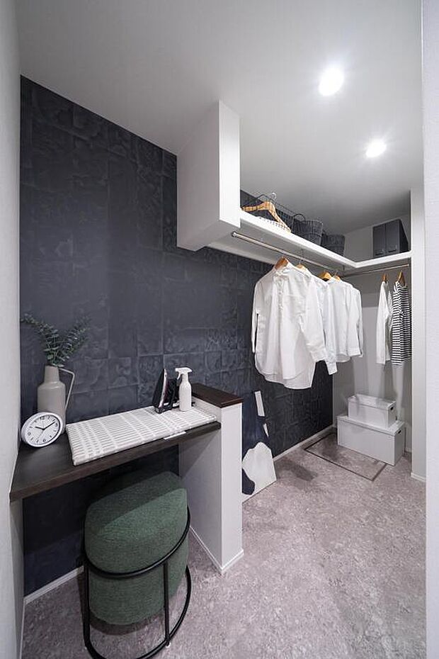 【本分譲地に建築可能な建物プラン例】
洗面室の奥に広々としたランドリースペースを設けました。カウンター付きでアイロンがけや衣類の仮置きに便利です。《分譲地外:建物面積85.23m2》