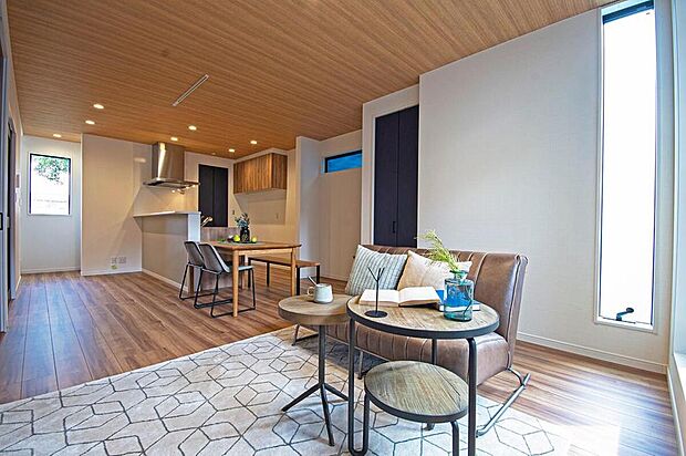 【本分譲地に建築可能な建物プラン例】
ゆったりとした広さのLDK。選んだ家具が内装に馴染むように、ホワイトカラーのアクセントクロスを採用。《分譲地外:建物面積101.85m2、建物価格1740万円》