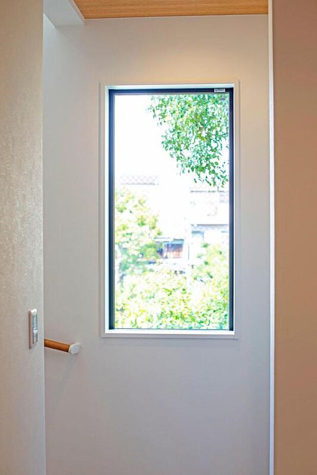 【本分譲地に建築可能な建物プラン例】
階段の登り口にFIX窓を設け、風景画のように外の自然がアーティスティックに見える演出をしました。《分譲地外:建物面積101.85m2、建物価格1740万円》